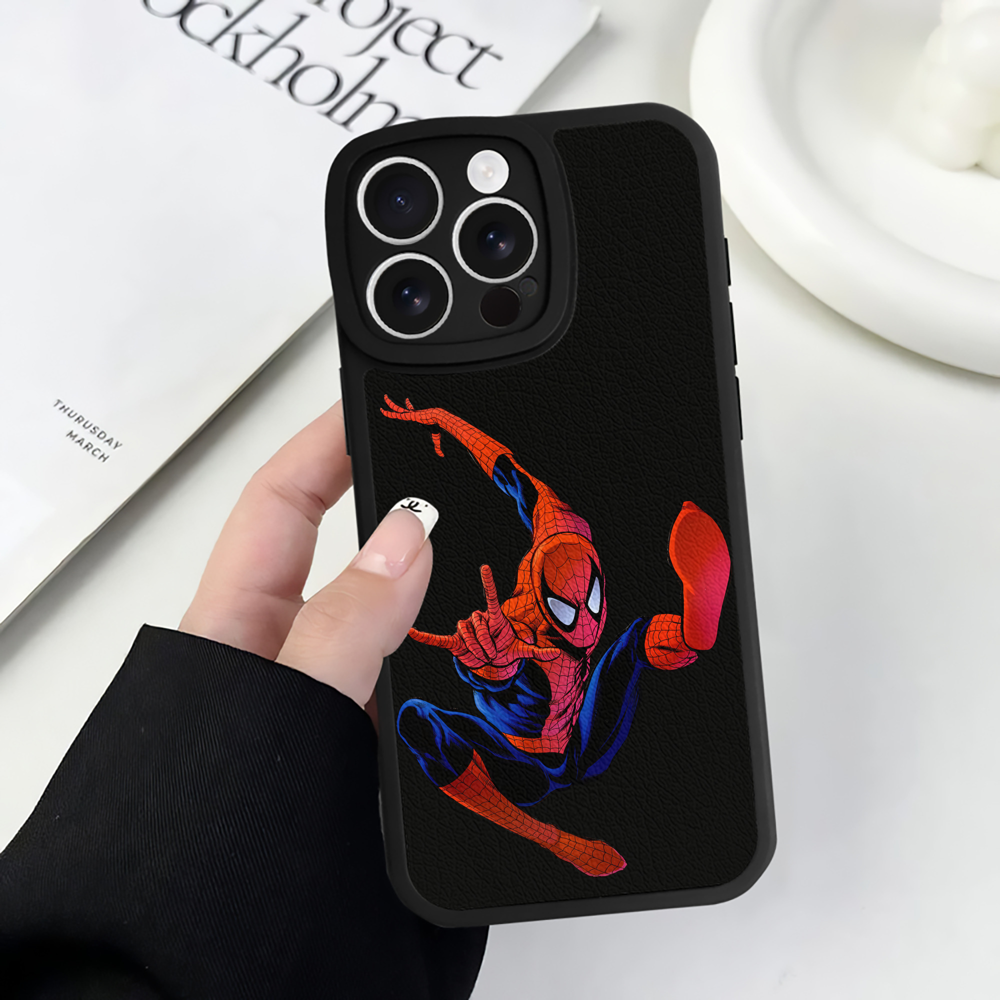 （画像用） Spider Man スパイダーマン 【iPhone 16シリーズ対応】シリコンスマホケース（レザー調） 材質：シリコン